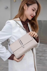 Sac bandoulière minimaliste en cuir véritable beige avec sangle amovible, style normcore féminin, fermeture à fermoir - Product Image 5