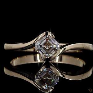 Anillo de compromiso solitario con diamante cultivado en laboratorio de corte Asscher de 0.73 quilates en oro amarillo de 14 quilates, joyería hecha a mano. - Product Image 3