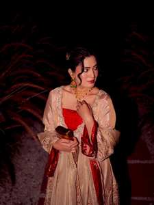 طقم كورتي أحمر مع بنطلون بالازو من الحرير المطرز بالترتر والزري والخيوط، مع بنطلون بالازو من قماش الجاكار ودوباتا - Product Image 2