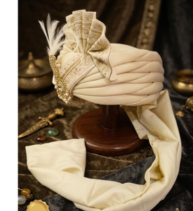 Safa Pagri en soie beige de luxe avec perles et cristaux, Kalgi paon pour tenue de marié - Product Image 3