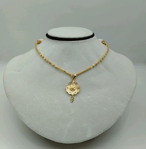 Collier en or jaune avec pendentif fleur texturé et détails en filigrane complexe, bijoux raffinés pour femmes - Product Image 1