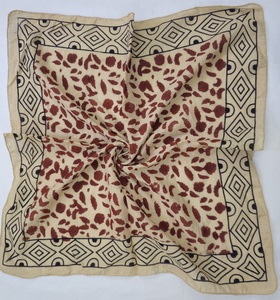 Pañuelo Cuadrado Estampado a Mano, Color Negro y Beige, Estilo Étnico, para la Cabeza o el Cuello, de Algodón Puro, con Diseño Floral, Ligero, para Primavera - Product Image 4