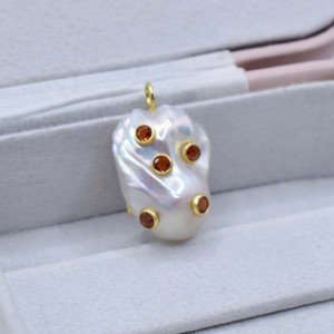 Pendentif en perle d'eau douce - Serti de pierres rouges CZ, bijou élégant fait main, cadeau pour elle - Product Image 3