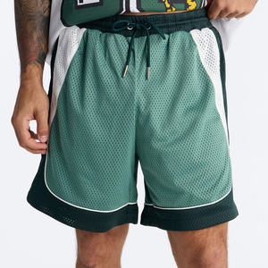 Shorts de basket-ball en maille verte pour homme avec bandes latérales blanches, taille à cordon de serrage, style sportif, athlétique, streetwear - Product Image 1