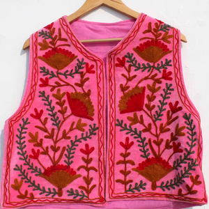 Chaleco Bordado Suzani de Terciopelo Hecho a Mano, Chaleco Boho Hecho a Mano, Chaqueta Floral Vintage para Mujer - Product Image 1