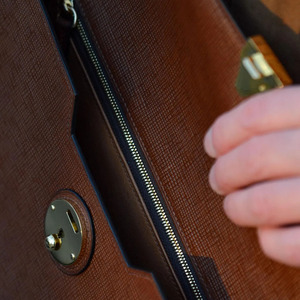 Bolso de mano de cuero genuino premium con organizador de llaves inteligente, almacenamiento compacto y cremallera de alta calidad a un precio asequible. - Product Image 5