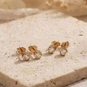 Boucles d'oreilles clous solitaires unisexes en moissanite taille hexagonale 4 mm East West, avec or rose 14 carats, bijoux de mode raffinés pour amis - Product Image 3