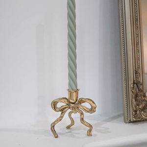 Candelabro Vintage con Lazo de Cinta, Elegante Soporte Metálico para Velas, Iluminación Romántica para Mesa - Product Image 1