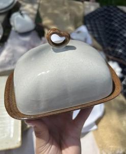 Recipiente para Mantequilla Artesanal con Tapa con Anillo de Elevación, Bandeja Compacta para Servir, Acabado Liso y Elegante, Porta Mantequilla para Mesa de Cocina - Product Image 4