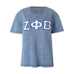 Chemise en jean gris Zeta Phi Beta avec broderie chenille bleue lettres grecques, T-shirt décontracté et élégant pour femme - Product Image 1
