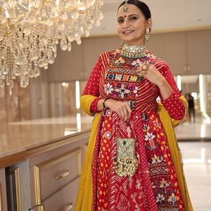 Lehenga Choli en coton mousseline épais à imprimé numérique avec broderie miroir véritable et dupatta en georgette, prix de gros par Royal Export - Product Image 3
