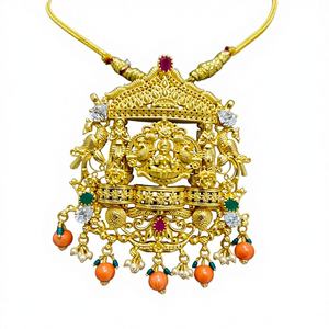 Colgante de Templo Lakshmi en Oro Antiguo, Conjunto de Joyería Nupcial India Tradicional con Cuentas de Coral y Piedras de Circonita - Product Image 1