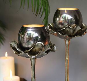 El soporte de aluminio del portavelas de vidrio tiene un acabado de vidrio oscuro en la parte superior y el soporte metálico está hecho de un material resistente. - Product Image 6