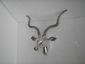 Moderna Decoración de Pared, Figura de Ciervo/Gazela de Aluminio, Estatua Metálica Artesanal Moldeada - Product Image 5