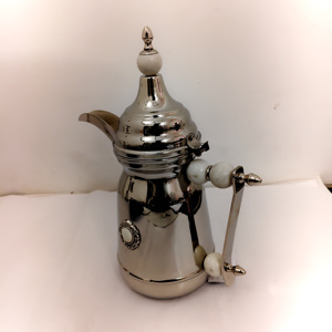 กาหม้อกาแฟอาหรับเคลือบเงาสีเงิน KAMRAN - ดีไซน์ลวดลายประดับตกแต่งอย่างงดงาม ฝาปิดและด้ามจับลายหินอ่อนสีขาว สำหรับตกแต่งบ้าน - Product Image 6