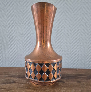 Jarra de cobre vintage con diseño de diamantes y asa negra para bebidas, diseño tradicional de patrón circular para mesa de salón. - Product Image 2