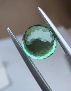 พลอยพาราอิบาทัวร์มาลีนสีเขียวธรรมชาติ 2.60 กะรัต คุณภาพ Loupe Clean ทรงกลมเจียระไนแบบ Brilliant Cut จากประเทศโมซัมบิก สำหรับทำเครื่องประดับ/นักสะสม - Product Image 2
