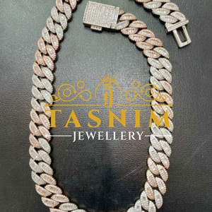 Nouvel Arrivage : Chaîne avec pendentif Jésus doré pour un style urbain, événements nocturnes, mode et cadeaux – Disponible à la vente - Product Image 2