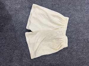 Shorts Bermuda en tissu beige clair pour homme avec logo brodé « Gilly Turns 30 » à l'avant, taille à cordon de serrage, style décontracté - Product Image 2