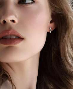 Pendientes de aro pequeños cruzados Moissanite (1/8 CT. T. W.) en plata esterlina, 0,5 "| Macy's - Product Image 2