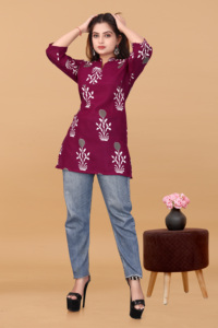 Venta al por mayor de blusas estampadas de rayón Polly para mujer, tallas M a 3XL, pedidos al por mayor para minoristas de moda y distribuidores de ropa a nivel mundial desde India. - Product Image 3