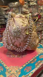 Bolso redondo de seda hecho a mano con bordado floral y cuentas de perlas con trabajo de aguja para accesorios de boda para mujeres. - Product Image 2