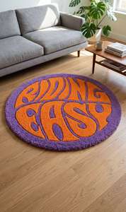 Tapis de salon moderne fait main, tufté, violet et orange, avec typographie, pour une ambiance de confort et de style - Product Image 6