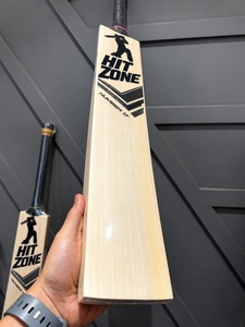 ไม้คริกเก็ต HIT ZONE พรีเมียม ทำจากไม้ต้นวิลโลว์อังกฤษ คุณภาพระดับมืออาชีพ สำหรับการแข่งขัน พร้อมลูกหนังแท้ อุปกรณ์กีฬาทำมือ เพิ่มพลังการตี - Product Image 1