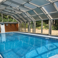 Abri de piscine rétractable motorisé en aluminium et verre, véranda avec système de toit mobile sur mesure pour usage résidentiel et commercial