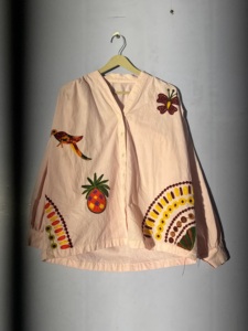 Chemise décontractée en coton rose brodée à la main, col en V, manches longues, motif floral, tissu popeline respirant pour l'été - Product Image 4