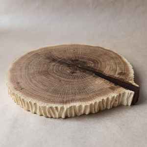 Tabla de cortar de madera natural con borde vivo, tabla de servir redonda de madera maciza, hecha a mano, diseño rústico de anillos de árbol - Product Image 2