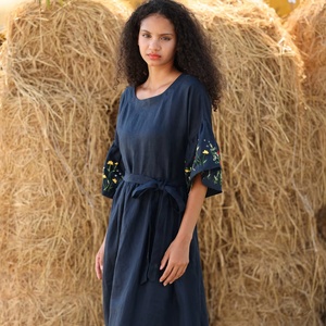 Nuevo Vestido Midi de Lino Negro con Mangas Acampanadas Bordadas y Flores Hechas a Mano, Elegante Vestido Tipo Túnica Boho con Cuello Barco y Corte en A - Product Image 1