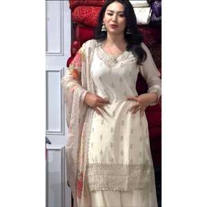 Ensemble haut-bas et dupatta pour femmes avec de riches broderies et des sequins - Product Image 1