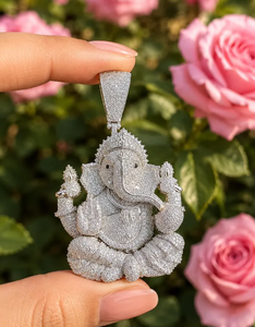 Colgante de Moissanita Ganesha de Plata 925 Bañado en Oro con Engaste de Garra, Joyería para Regalo de Boda o Fiesta - Product Image 5