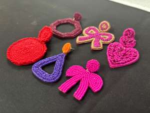 Pendientes de cuentas hechos a mano con diseño geométrico colorido de corazón y lazo para mujer, joyería de moda. - Product Image 5