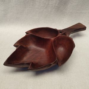 Tazón de madera hecho a mano para servir ensaladas, frutas y alimentos, con material duradero para uso en cocina y restaurante. - Product Image 1