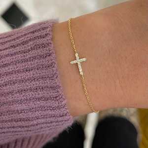 Pulseras con Dijes de Cruz Religiosas Cristianas para Uso Diario, Joyería de 7 Pulgadas para Combinar, Regalos con Diamantes Cultivados en Laboratorio de Corte Redondo, Oro Sólido de 14k y 18k - Product Image 1