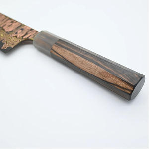 Cuchillo utilitario de cobre damasco hecho a mano por un diseñador, con agarre equilibrado para cortar en la cocina y preparar alimentos a diario. - Product Image 6