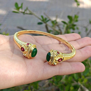 Brazalete de ónix verde de inspiración antigua con detalles de cuarzo rubí y circonita cúbica, brazalete abierto de latón chapado en oro, joyería unisex. - Product Image 6