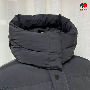 Fabricante de Ropa Personalizada, Chaqueta Acolchada de Invierno para Hombre con Forro de Nailon y Capucha - Product Image 2