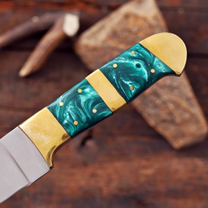 Cuchillo de Caza y Camping de Hoja Fija de Acero Inoxidable con Mango de Resina y Latón, Espiga Completa, Personalizado OEM/ODM, Funda de Cuero - Product Image 4