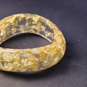 Elegante Brazalete de Acrílico Transparente con Incrustaciones de Hojas Doradas, Brazalete de Resina Transparente para Regalo de Boda, Ecológico - Product Image 3