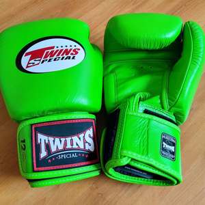 Gants de boxe Muay Thai en cuir véritable de haute qualité, respirants, légers, fermeture auto-agrippante, 10oz 12oz 14oz 16oz, personnalisables - Product Image 5