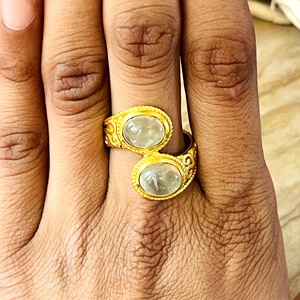 Bague en laiton au design unique, style bohème, avec préhnite, bijoux tribaux en laiton pour femme, plaqué or 18 carats, motif corde ondulée, double pierre, vente en gros/OEM/ODM - Product Image 6