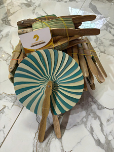 Abanico de Hoja de Palma de Bambú Hecho a Mano, Rayas Amarillas y Blancas, Recuerdo Artesanal Tradicional - Product Image 5