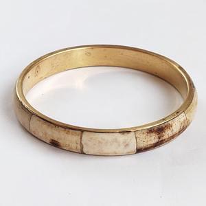 Bracelets vintage en laiton avec incrustations de os naturel, bijoux ethniques tribaux faits à la main pour femmes - Product Image 1