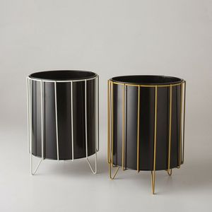 Maceta Moderna con Diseño Hexagonal Negro y Base de Metal Dorado, Macetas de Interior de Diseño Minimalista para Decoración del Hogar - Product Image 2