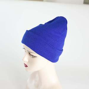 Bonnet en tricot à rayures multicolores avec combinaisons de couleurs personnalisées pour les acheteurs de marques de vêtements, les marques privées et les commandes en gros - Product Image 3