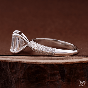 แหวนเพชรทรง Asscher 3 กะรัต รับรองโดย IGI เพชรเพาะเลี้ยงทรงสี่เหลี่ยมจัตุรัส ตัดแบบ Step Cut ประดับเพชรเม็ดใหญ่ตรงกลาง ตัวเรือนทองคำขาว ฝังเพชรแบบ Pave - Product Image 3