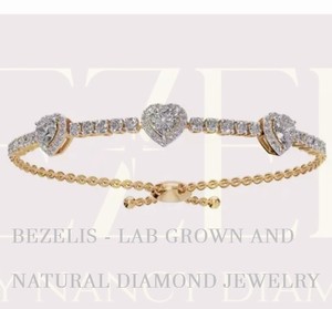 Pulsera de tenis Bolo con diamantes cultivados en laboratorio de triple corazón en oro amarillo, cadena ajustable, con estación de múltiples corazones de diamantes cultivados en laboratorio - Product Image 2